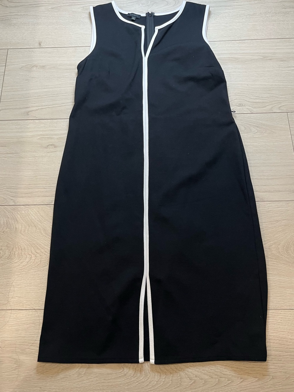 Talbots Black Sleeveless Shift Dress with White Piping Womens size 4
